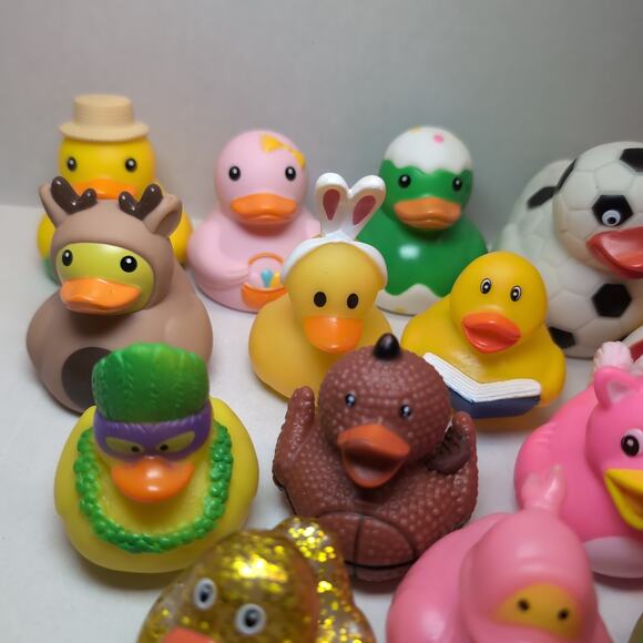 Lot Of 24 Rubber Ducks Jeep Ducking Miscellaneous Holiday Sport Glitter Party - Picture 10 of 16